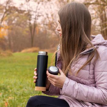 Doppelwandige Vakuum-Trinkflasche mit Teesieb und Basis aus Kork