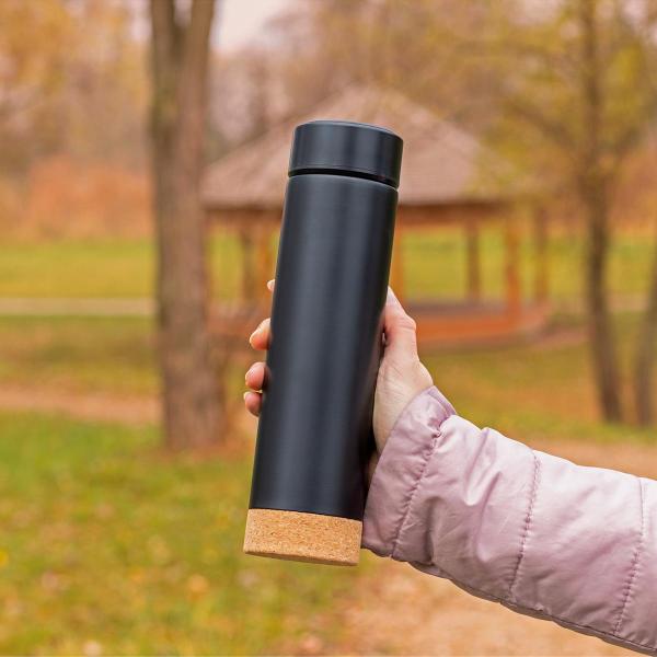 Doppelwandige Vakuum-Trinkflasche mit Teesieb - Basis aus Kork mit Namensgravur