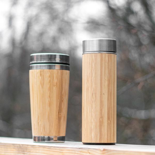 Set aus Trinkbecher und Trinkflasche mit Gravur / mit Teesieb / aus Bambus