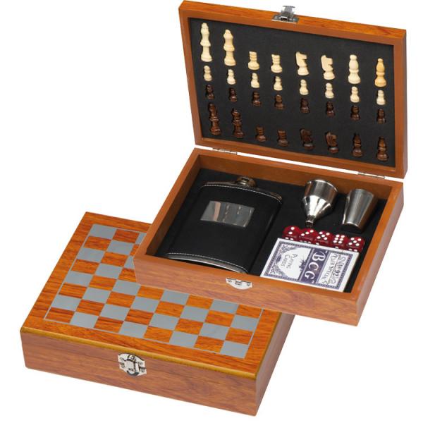 Spieleset / bestehend aus Flachmann, Schach- und Kartenspiel