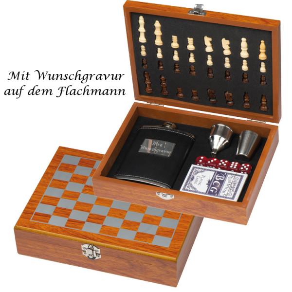Spieleset / bestehend aus Flachmann mit Gravur, Schach- und Kartenspiel