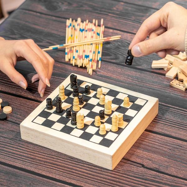 Spieleset in einer Holzbox mit Schach, Mikado, Dame, Domino mit Gravur