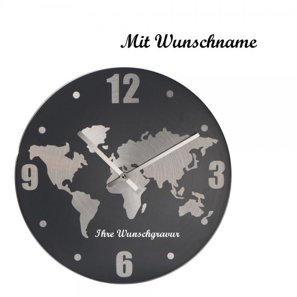 Wanduhr mit Namensgravur - aus Aluminium mit Weltkarte im Hintergrund